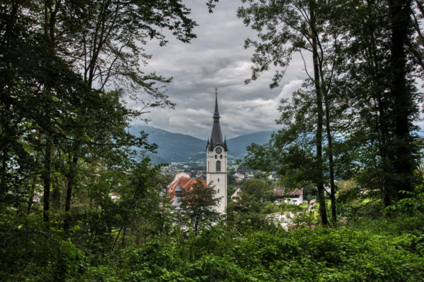 Kirche von Koblach am Fuße des Kummenbergs