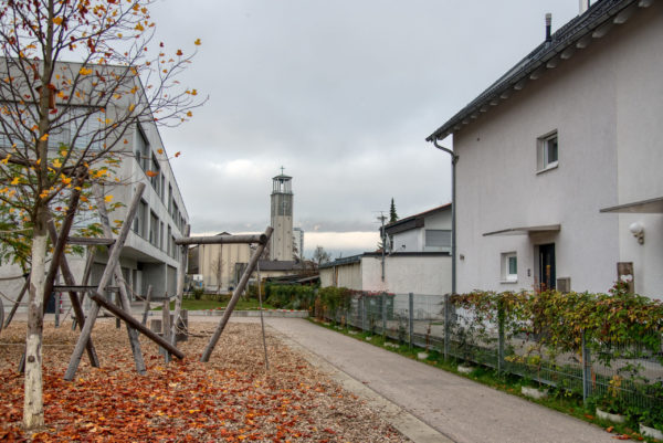 Herbtlicher Blick auf Kirche