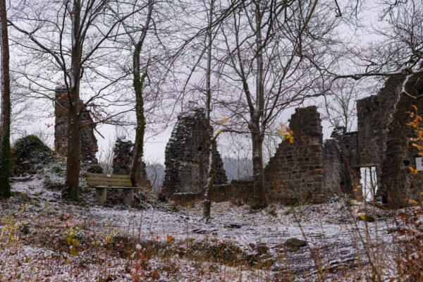 Ruine Neuburg in Koblach während es schneit