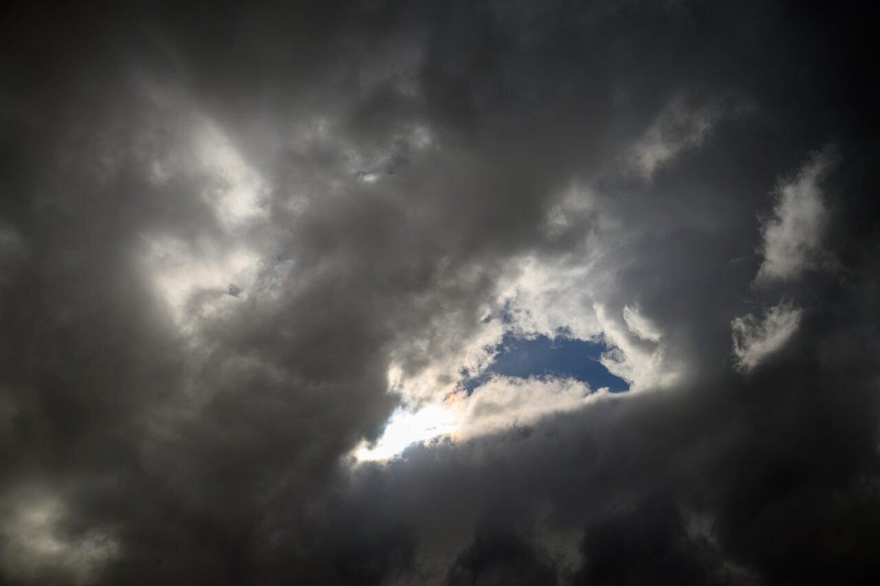 Dunkle Wolken mit blauen Himmelspunkten