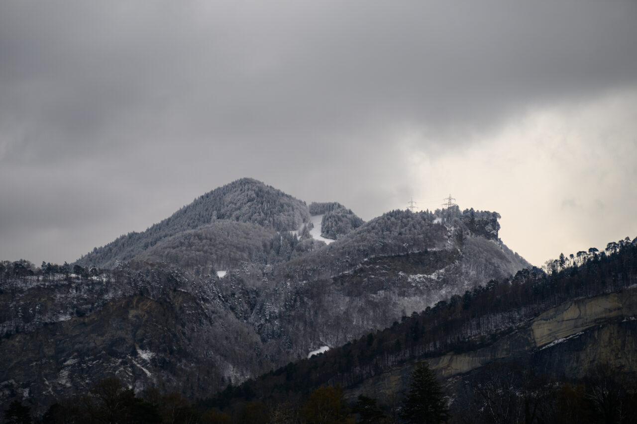 Schneebedeckte Berge unter einem grauen Himmel