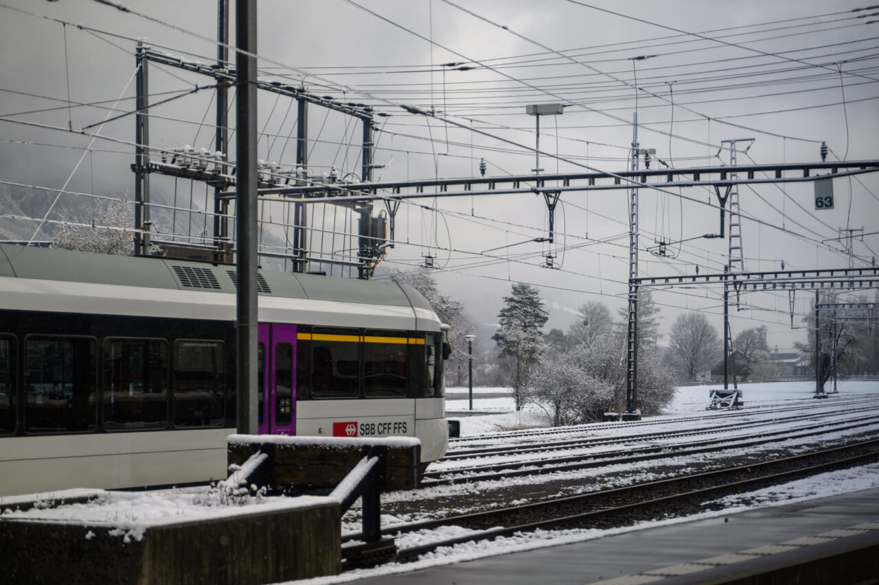 Zug im Schnee an einem Bahnhof