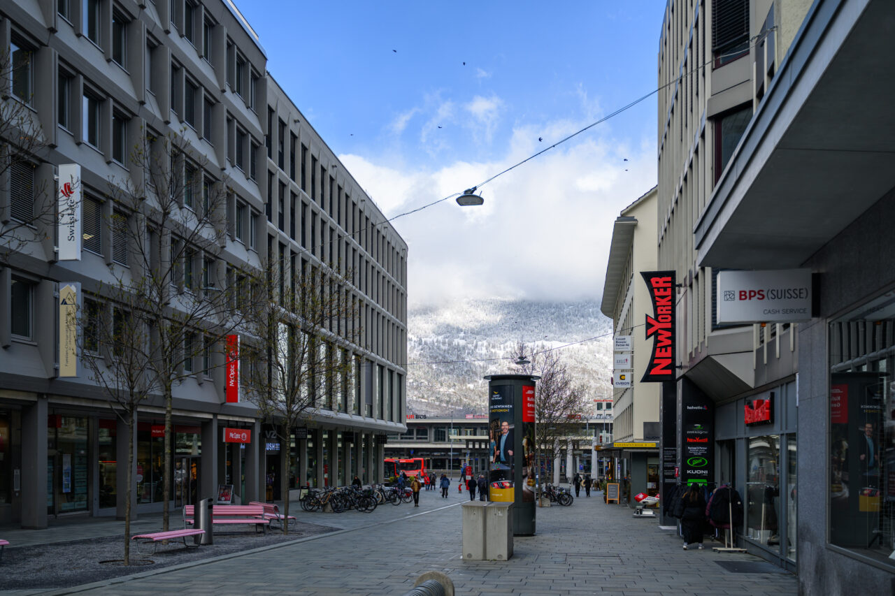 Stadtansicht mit Geschäften und Bergen
