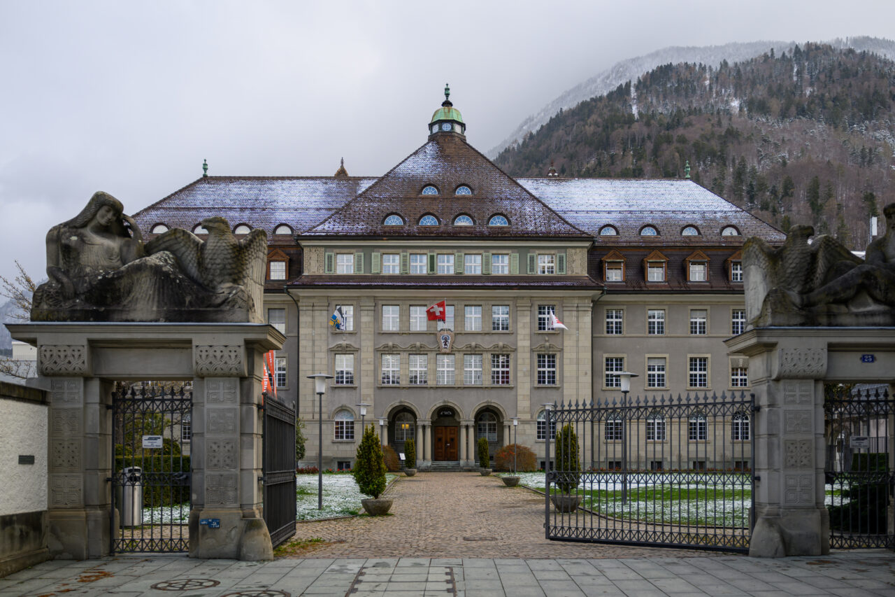 Historisches Gebäude mit Skulpturen und Tor