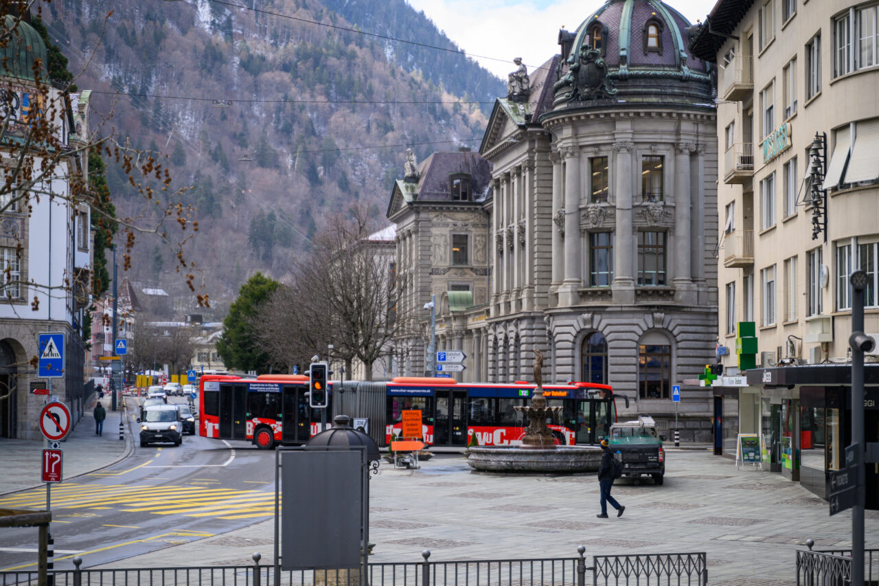 Stadtstraße mit Bussen und historischen Gebäuden