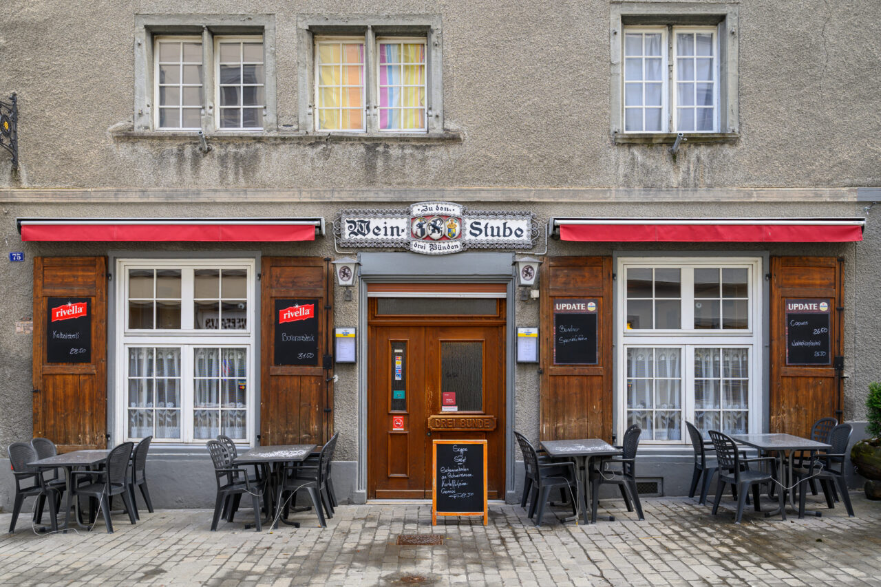 Historisches Weinstube mit Außentischen