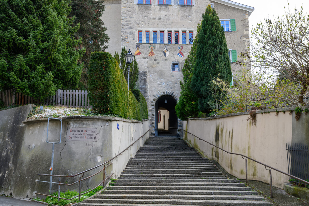 Steile Treppe zu einem historischen Gebäude