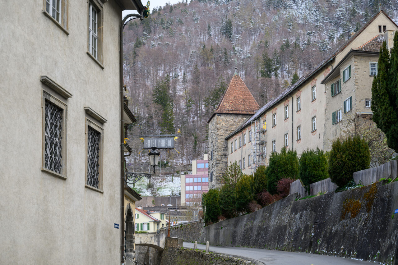 Straße mit historischen Gebäuden in den Bergen