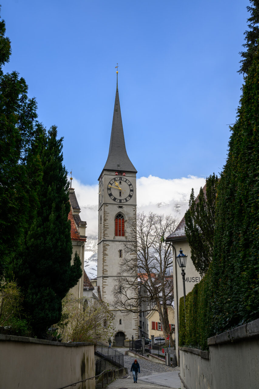 Kirchturm mit Spitzturm und Uhr