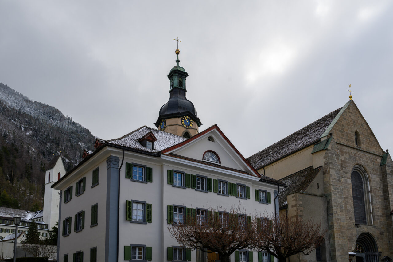 Historische Gebäude mit Schnee und Wolken