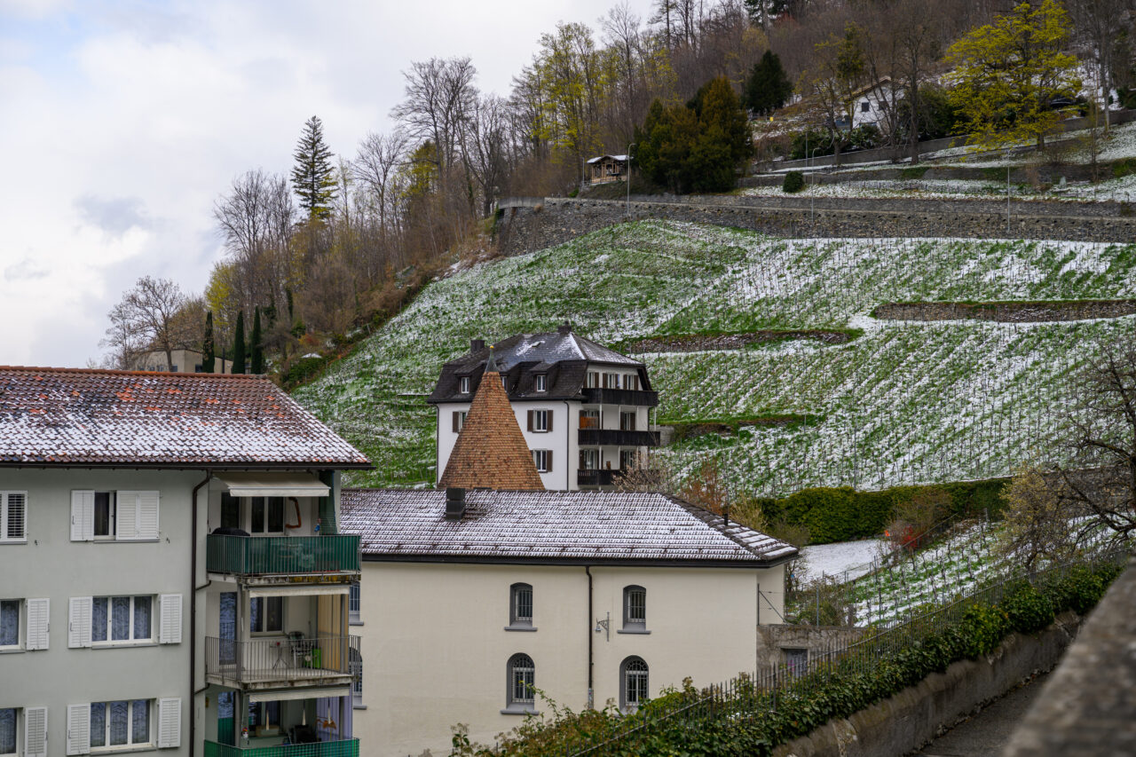 Schneebedeckte Hügel mit Häusern