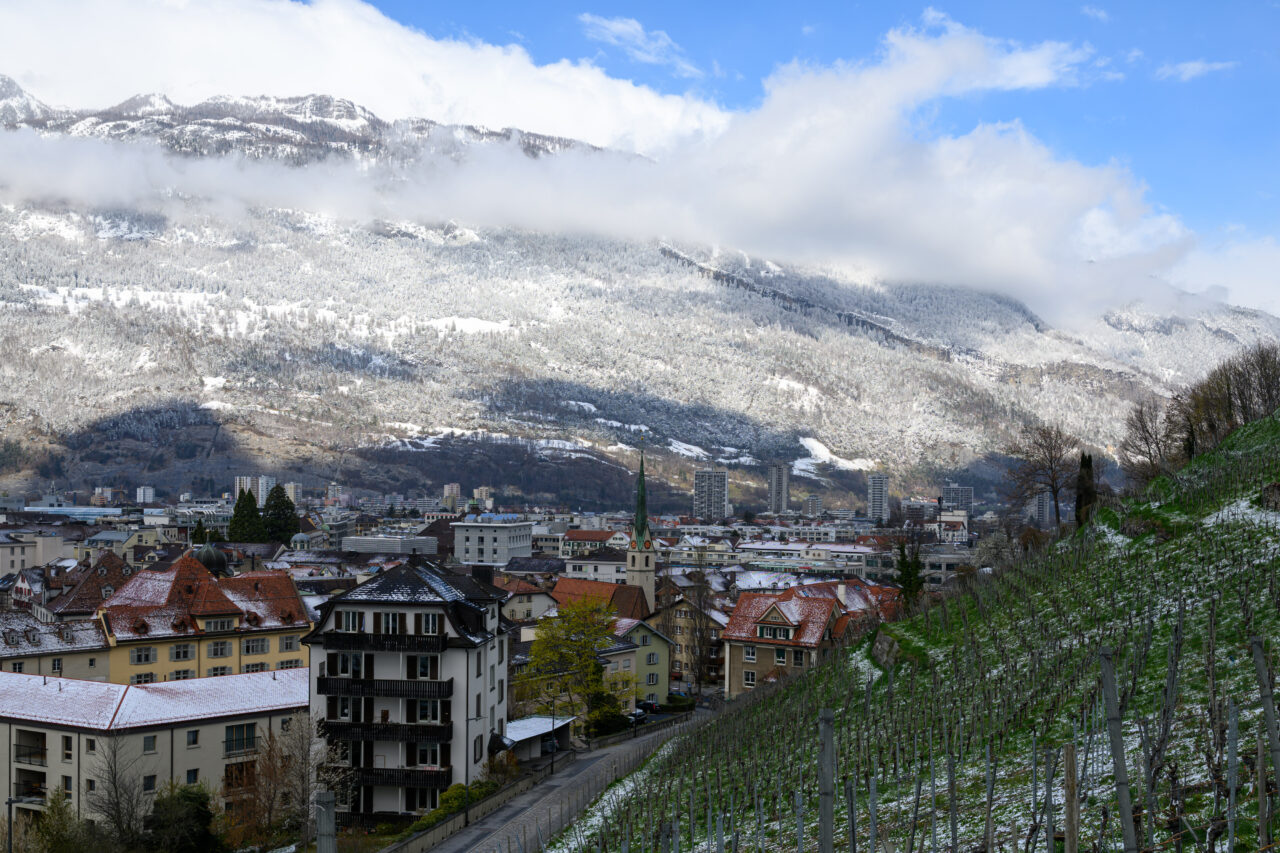 Berglandschaft mit schneebedeckten Dächern