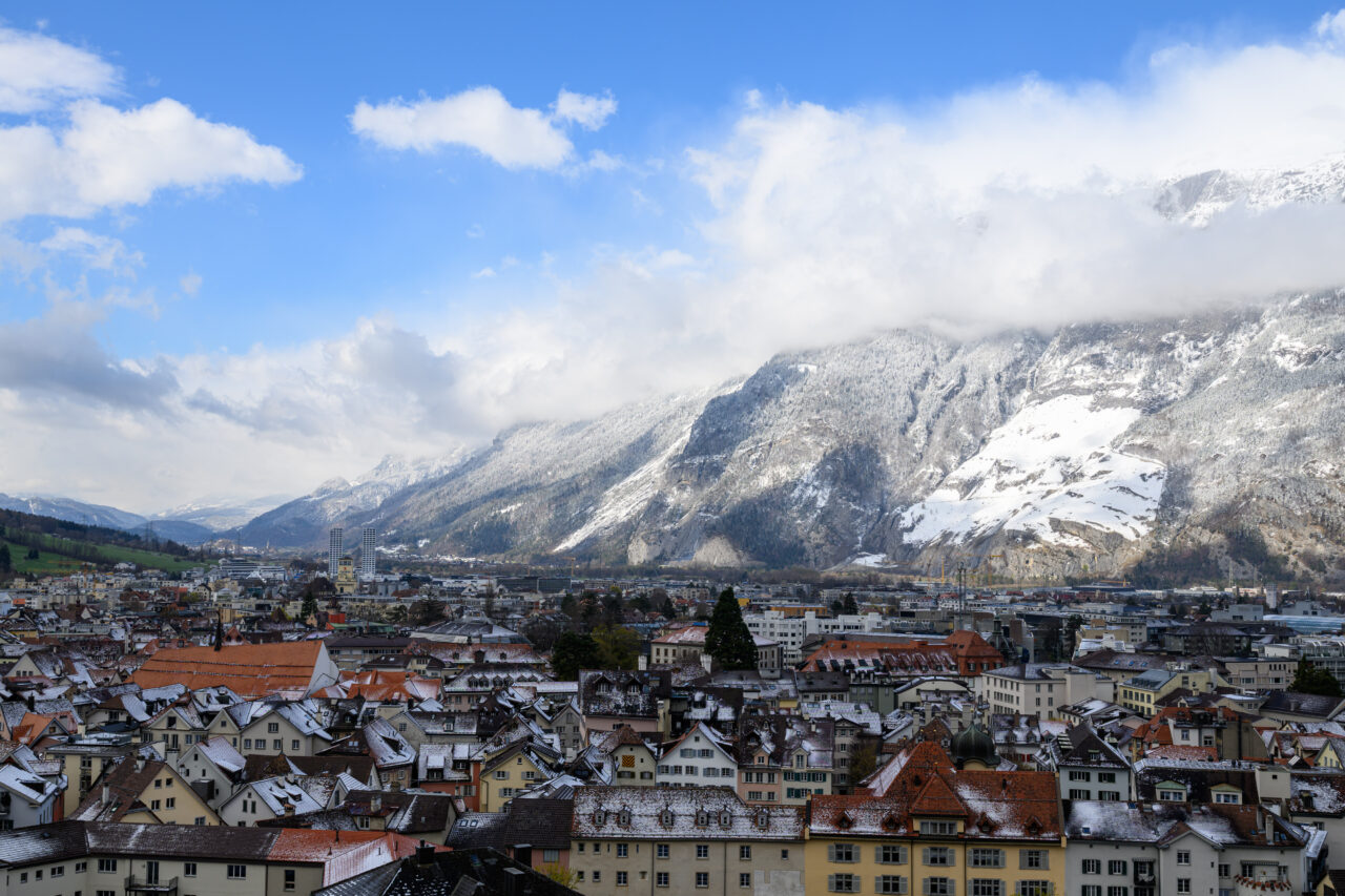 Blick auf eine verschneite Stadtlandschaft