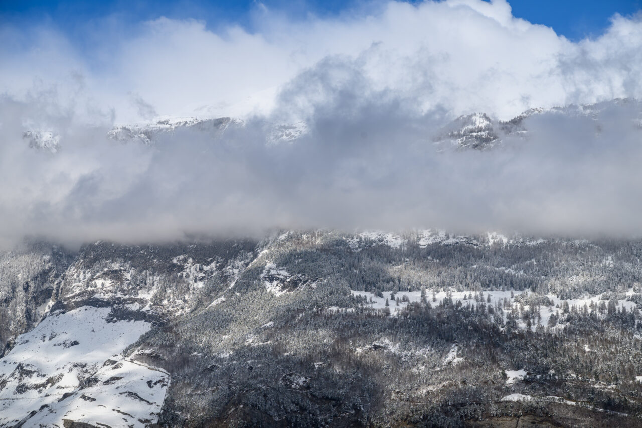 Schneebedeckte Berge und Wolken