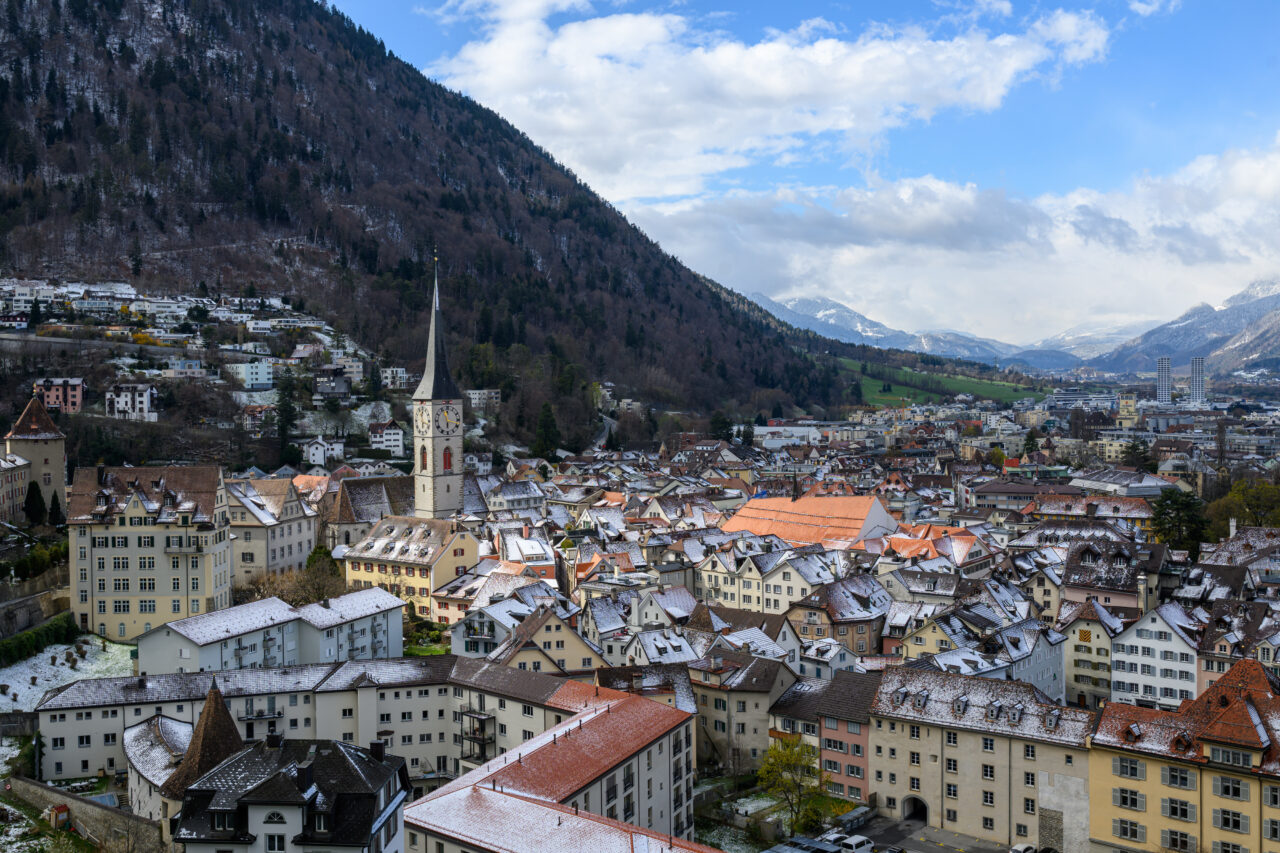 Stadtansicht mit Bergen und Wolken