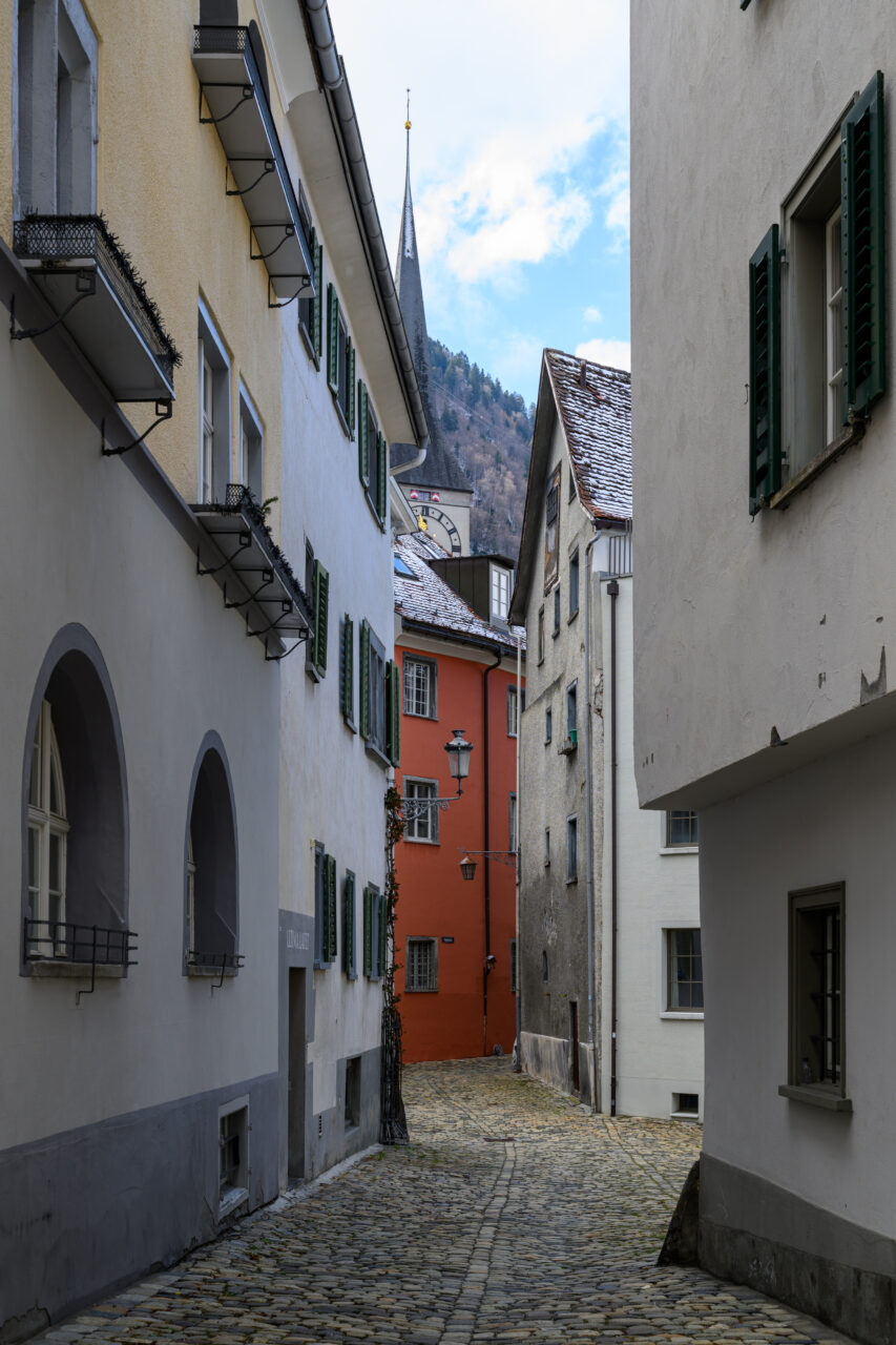 Enggasse mit bunten Häusern und Kirche