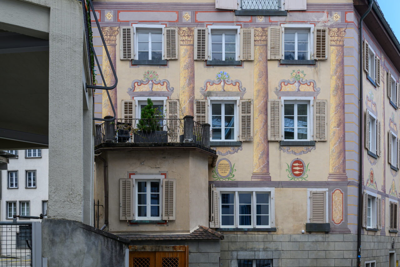 Fassade eines bemalten Gebäudes mit Fenstern