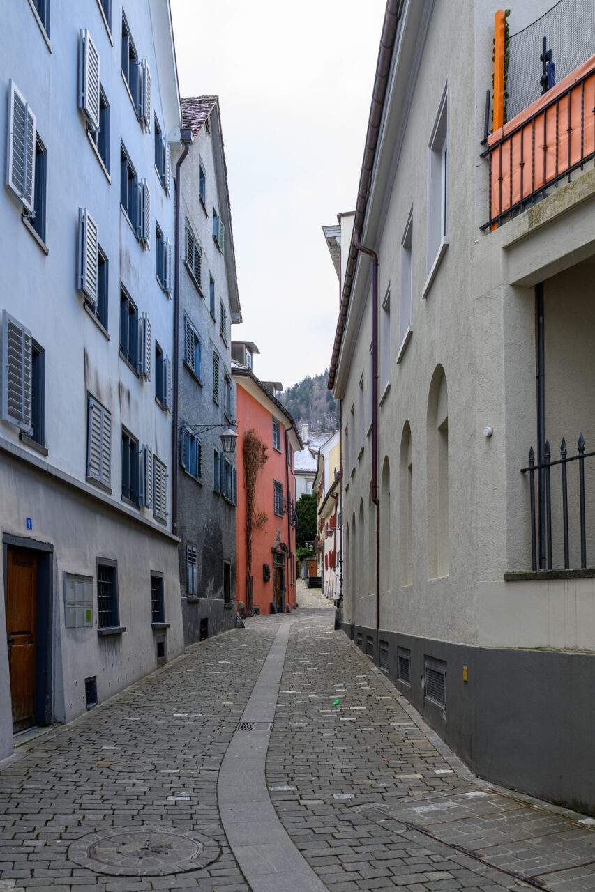 Bunte Häuser in einer engen Gasse