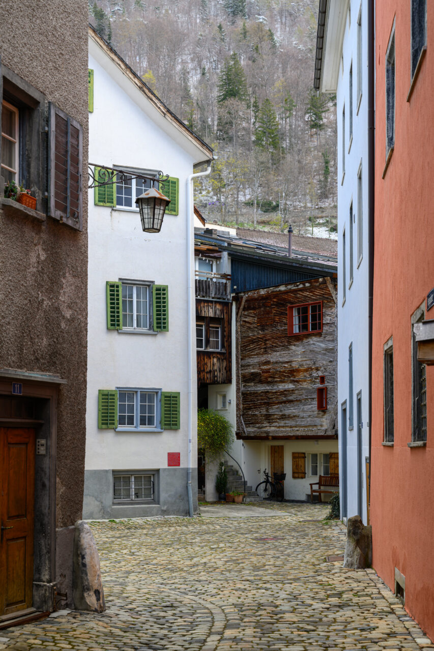 Enge Gasse mit historischen Gebäuden
