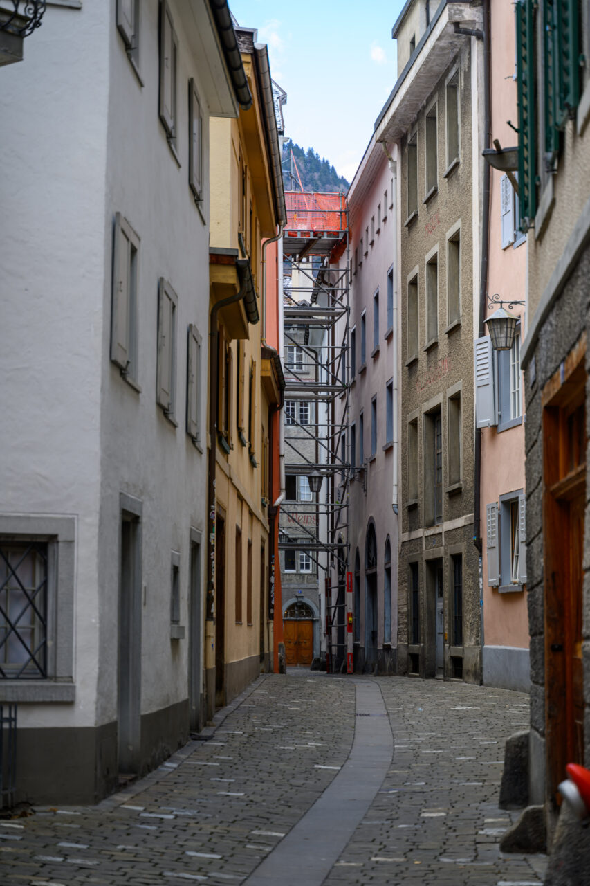 Blick auf eine enge Gasse mit Baugerüst