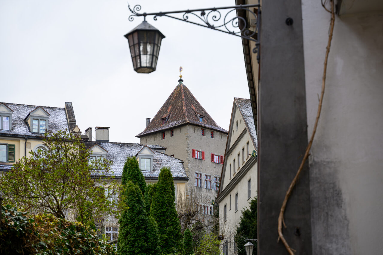 Historisches Gebäude mit roten Fenstern