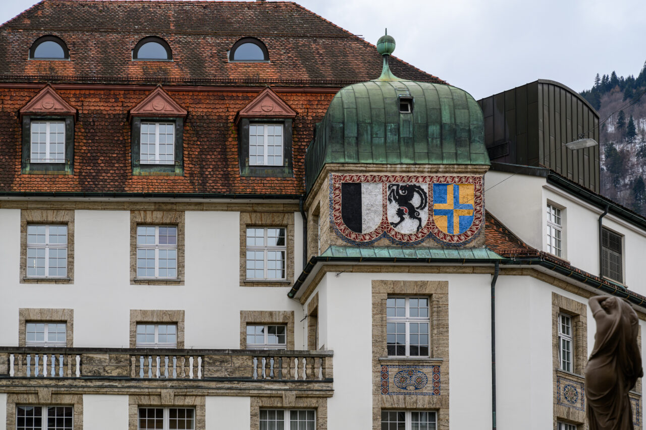 Dach und Wappen eines Gebäudes