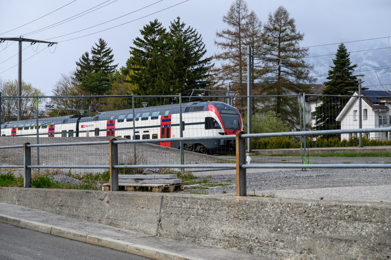 Zug fährt durch einen umfriedeten Bereich