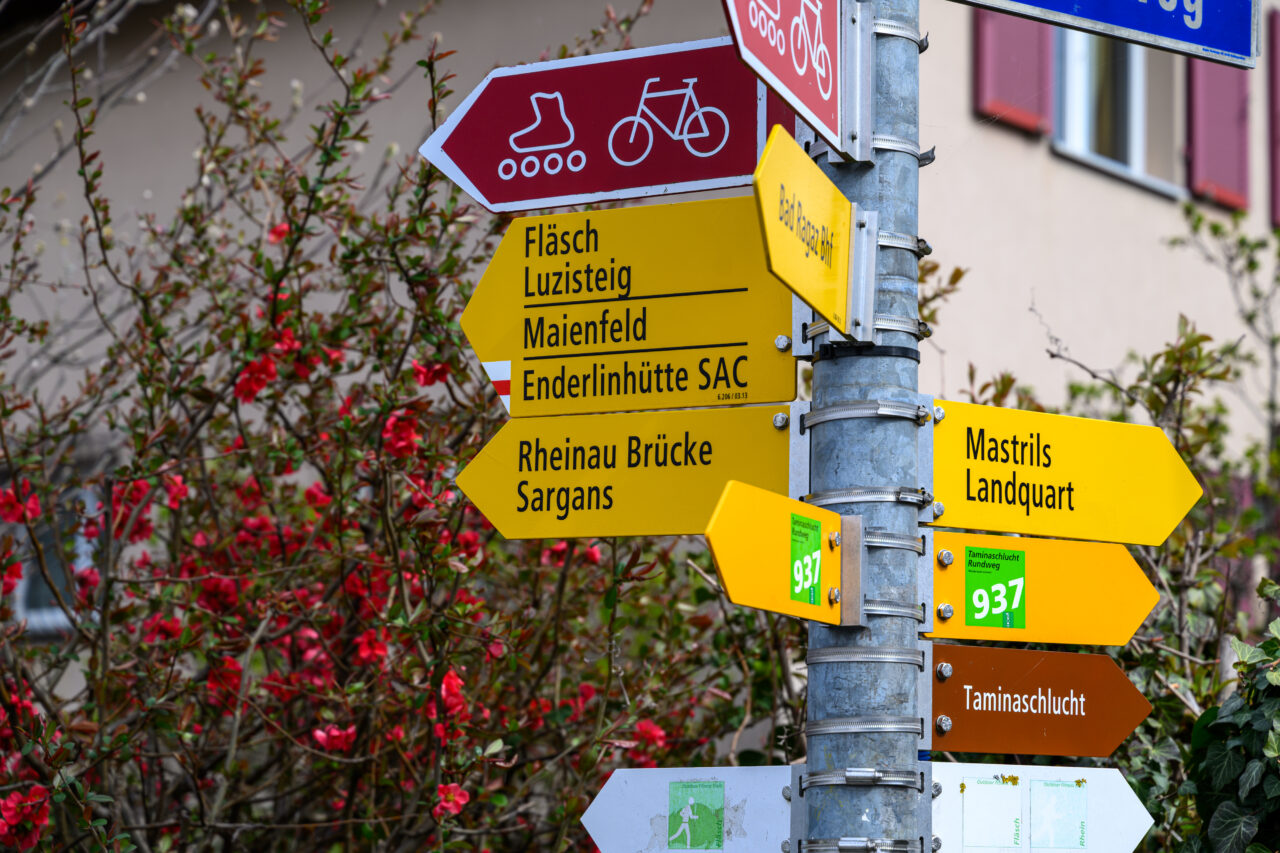 Wegweiser mit verschiedenen Zielrichtungen