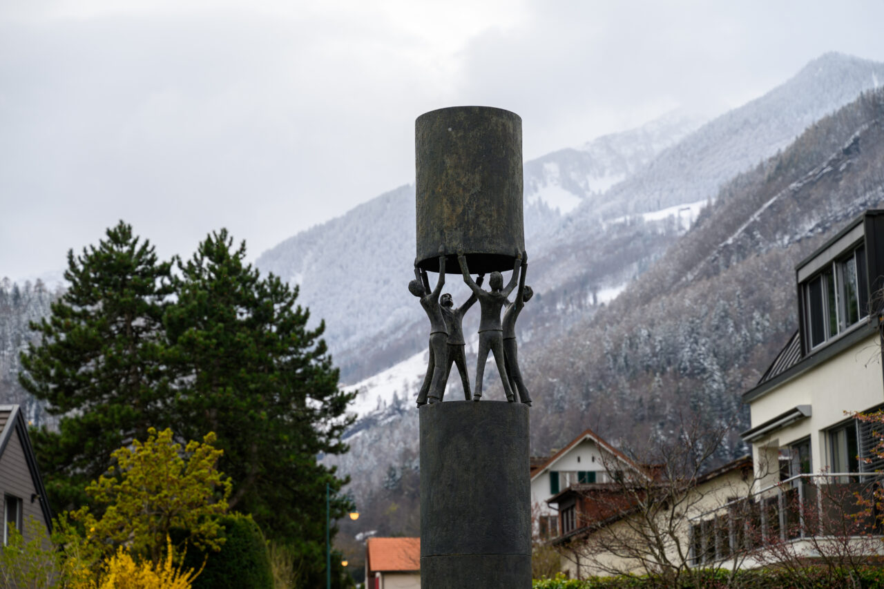 Skulptur von Menschengruppen, die zusammenarbeiten