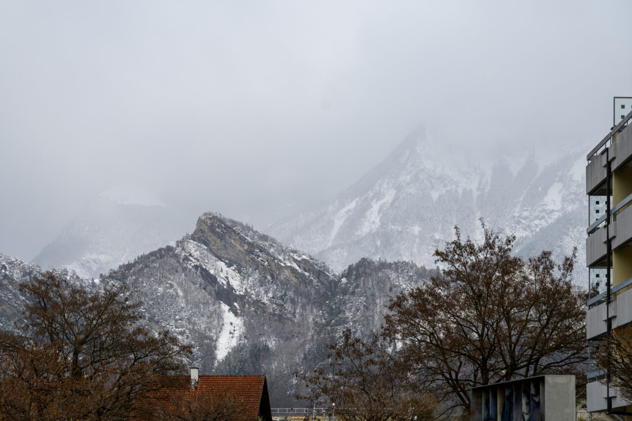 Schneebedeckte Berge unter bewölktem Himmel