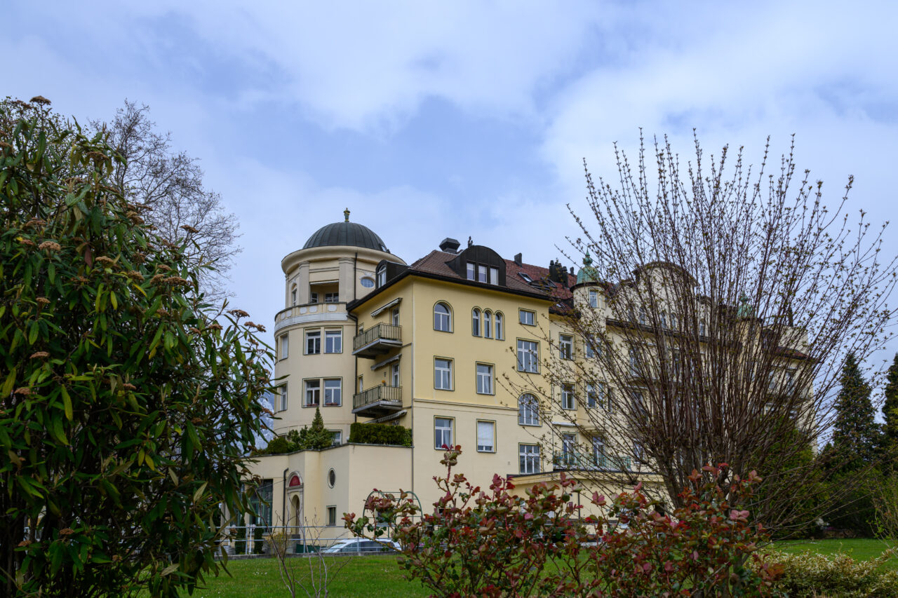 Elegantes historisches Gebäude unter bewölktem Himmel
