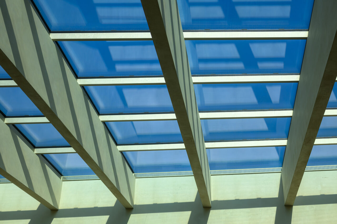 Blick auf ein modernes Dach mit Lichtdurchlässigkeit