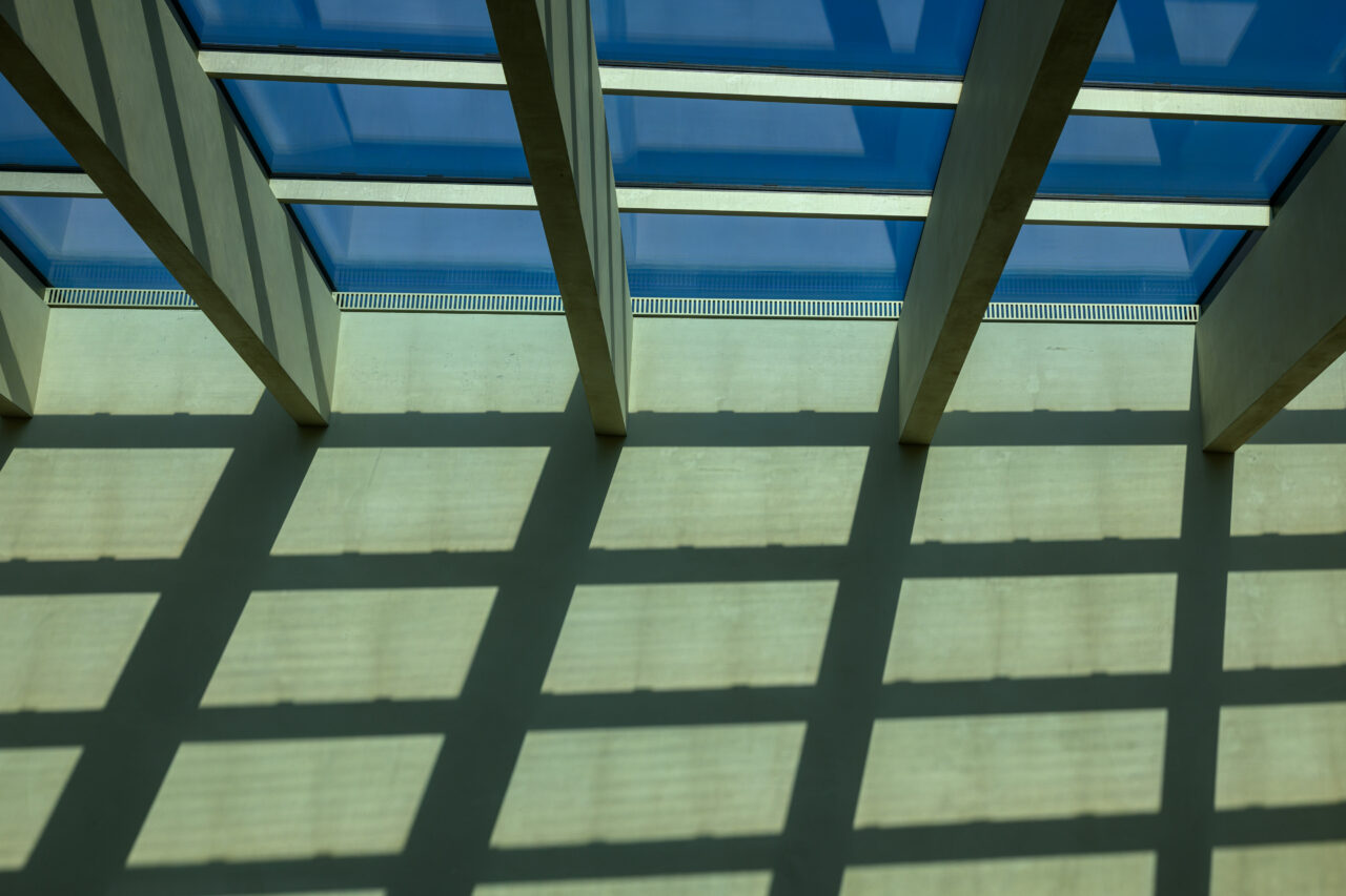 Licht und Schatten durch ein Dachfenster