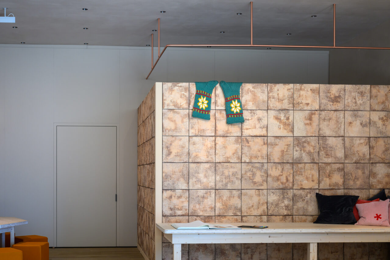 Moderne Inneneinrichtung mit gesticktem Schal