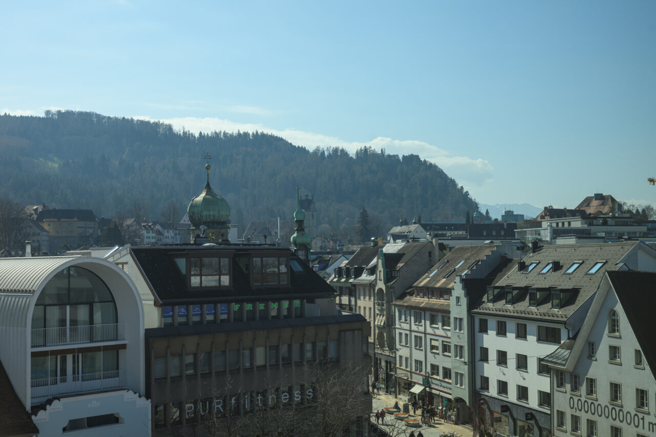 Stadtansicht mit Hügel im Hintergrund