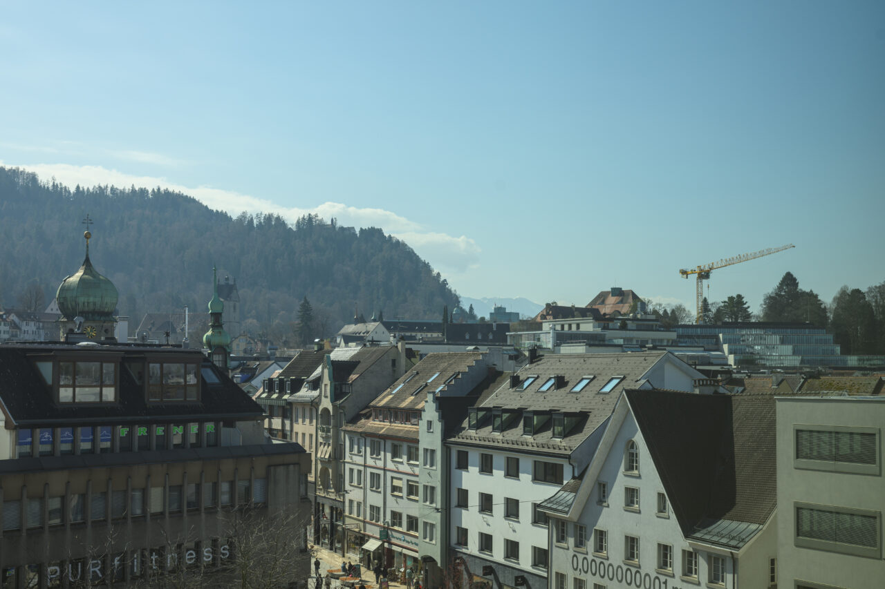 Stadtansicht mit Bergen im Hintergrund