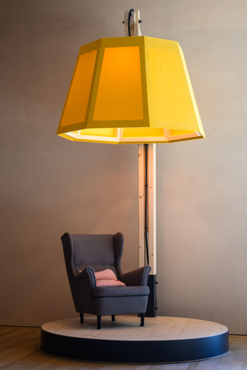 Große Lampe über einem Sessel