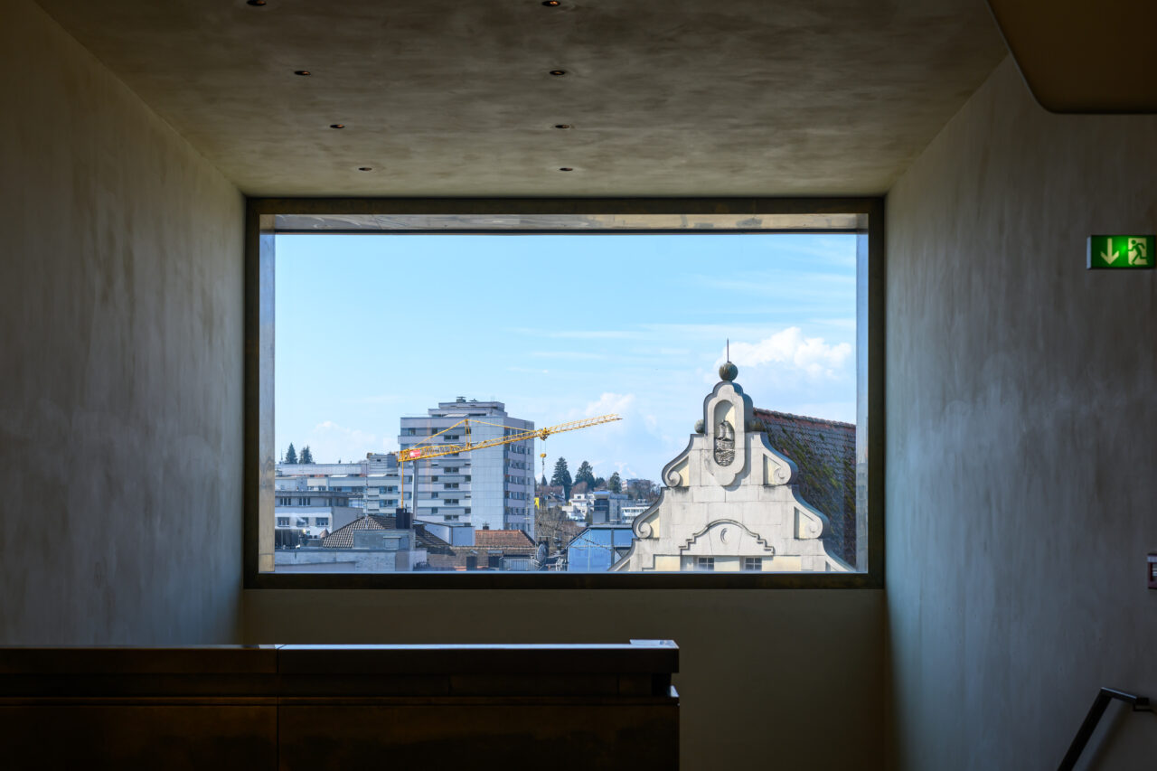 Fensterblick auf eine Stadtlandschaft
