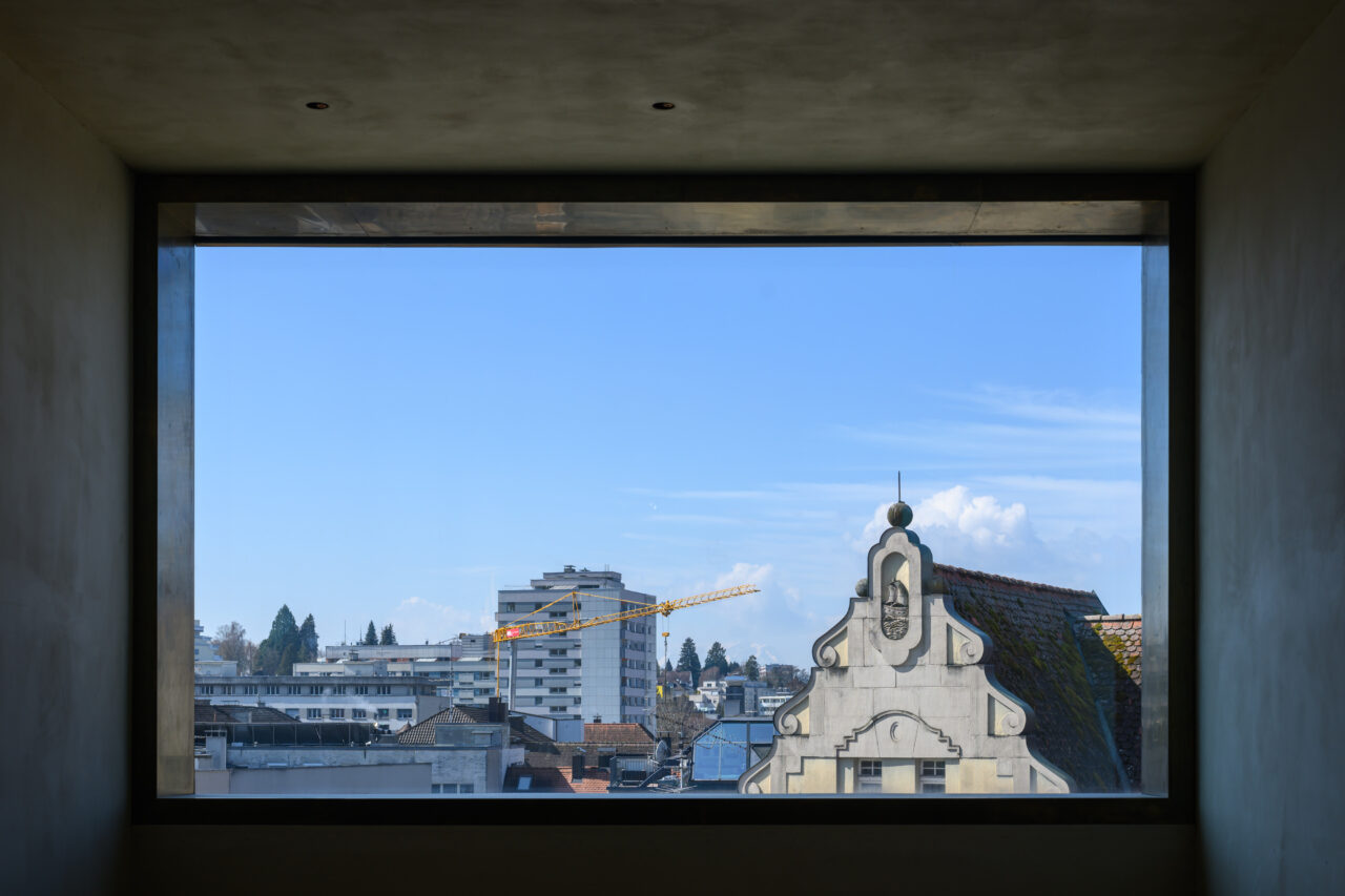 Blick aus einem Fenster auf die Stadt