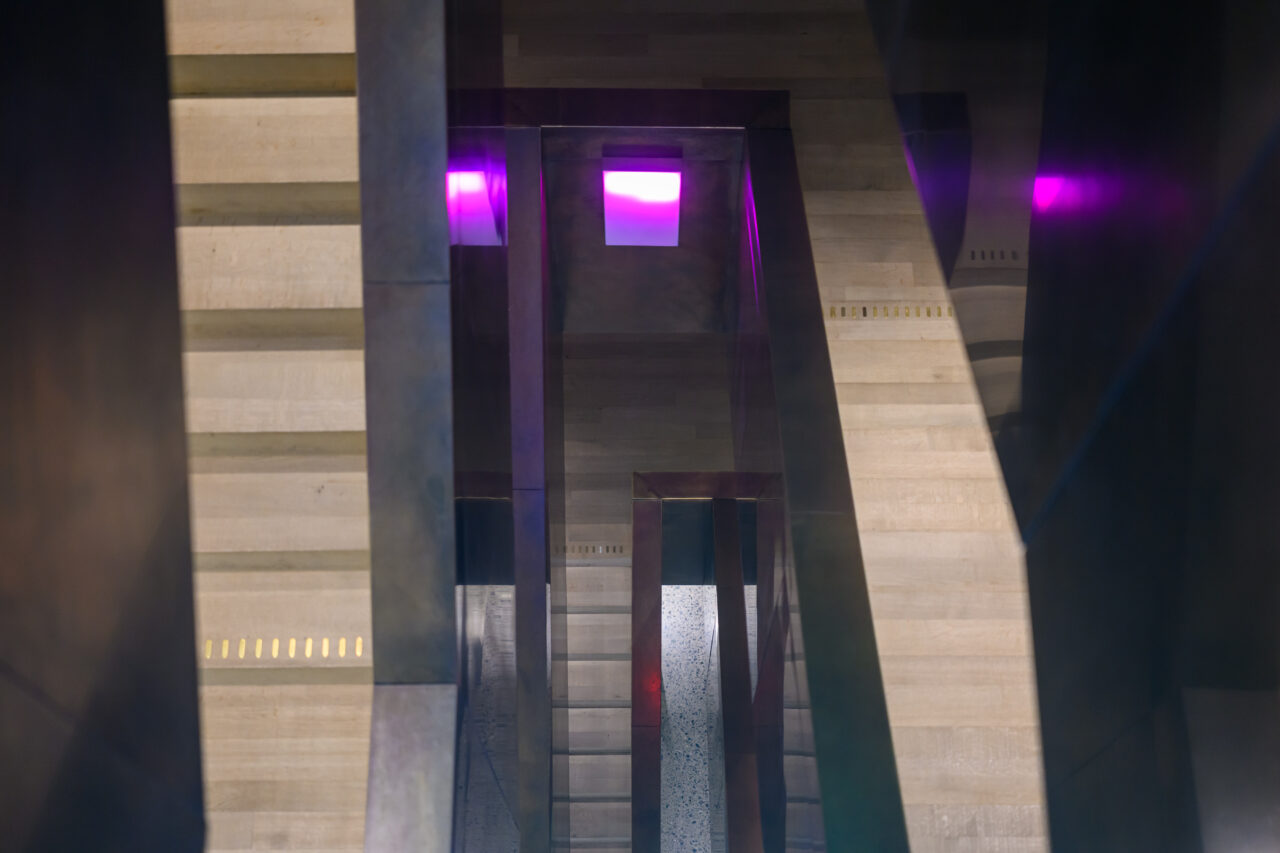 Moderne Treppen mit neonfarbiger Beleuchtung