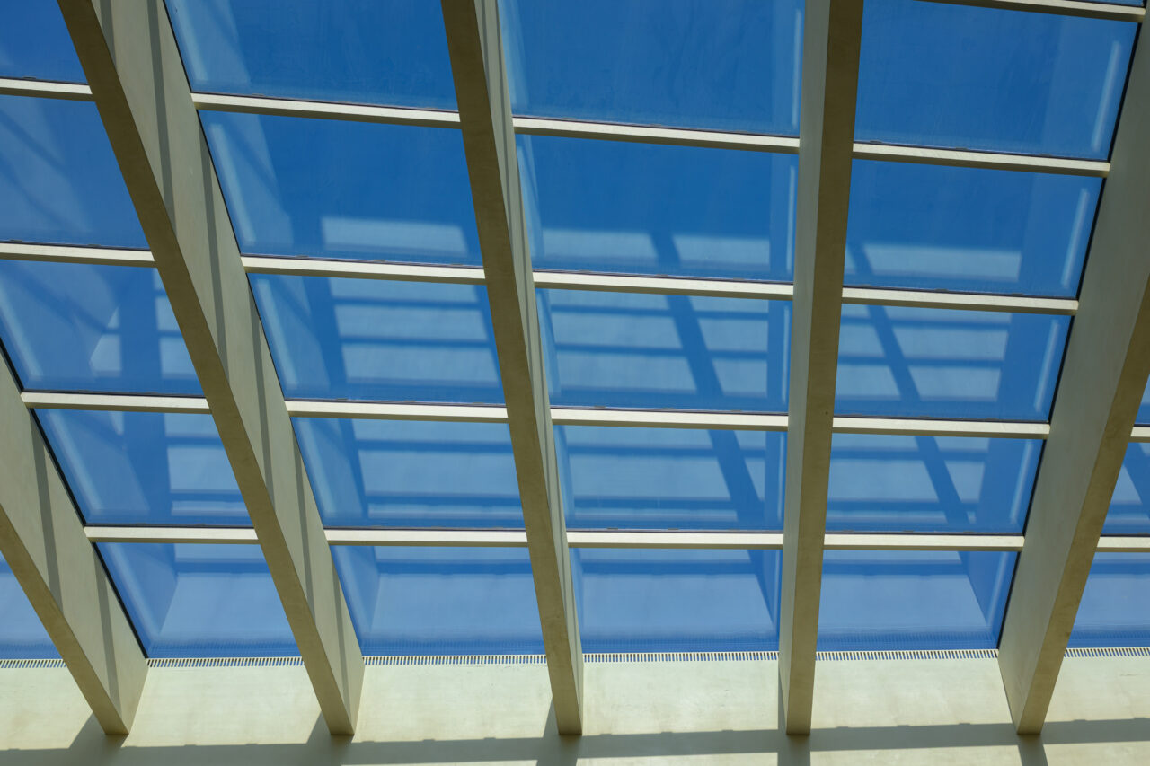 Moderne Glasdecke mit blauen Himmel