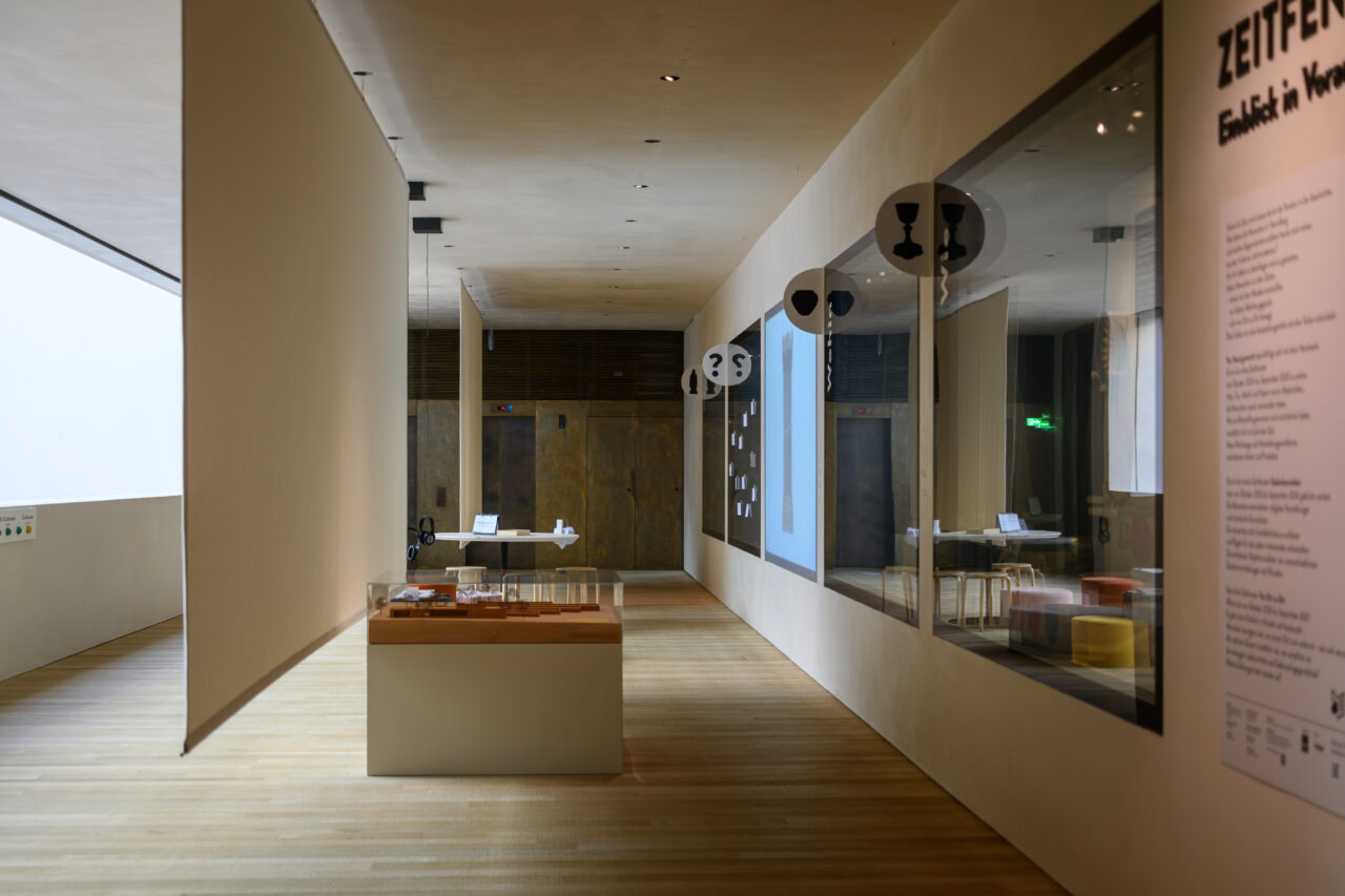 Moderne Galerie mit Holzparkett und Präsentationen