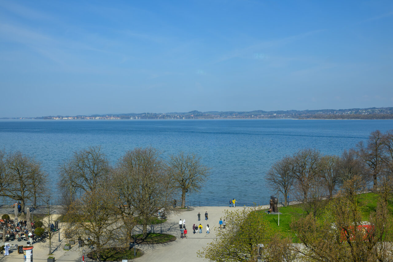 Schöne Landschaft am See mit Spaziergängern