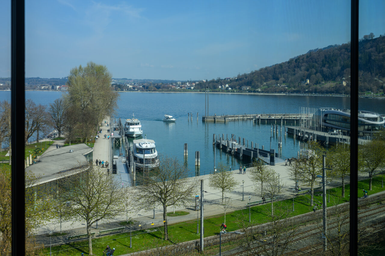 Blick auf einen Hafen am Wasser.