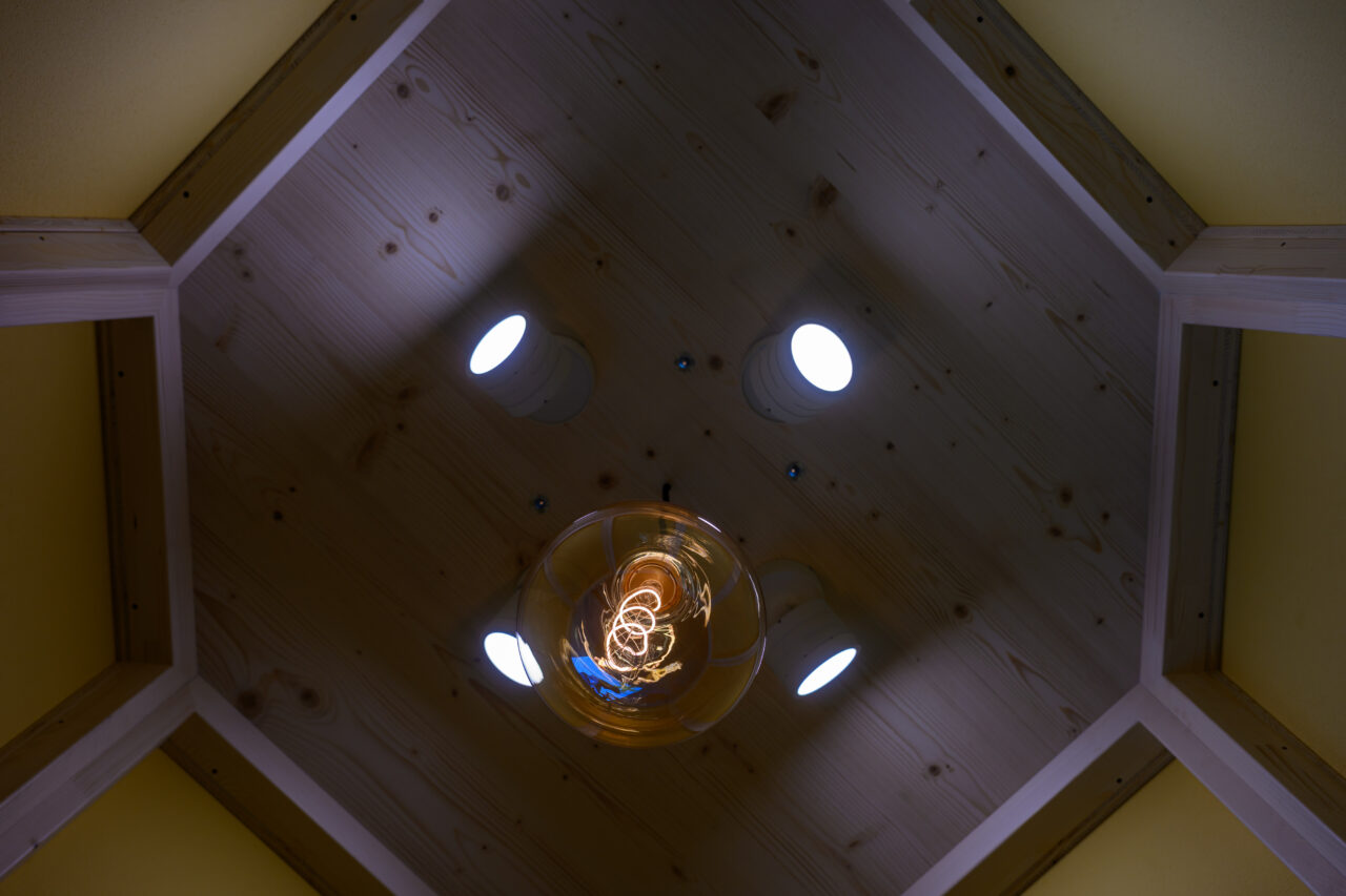 Decke mit Beleuchtung und Holzpaneelen