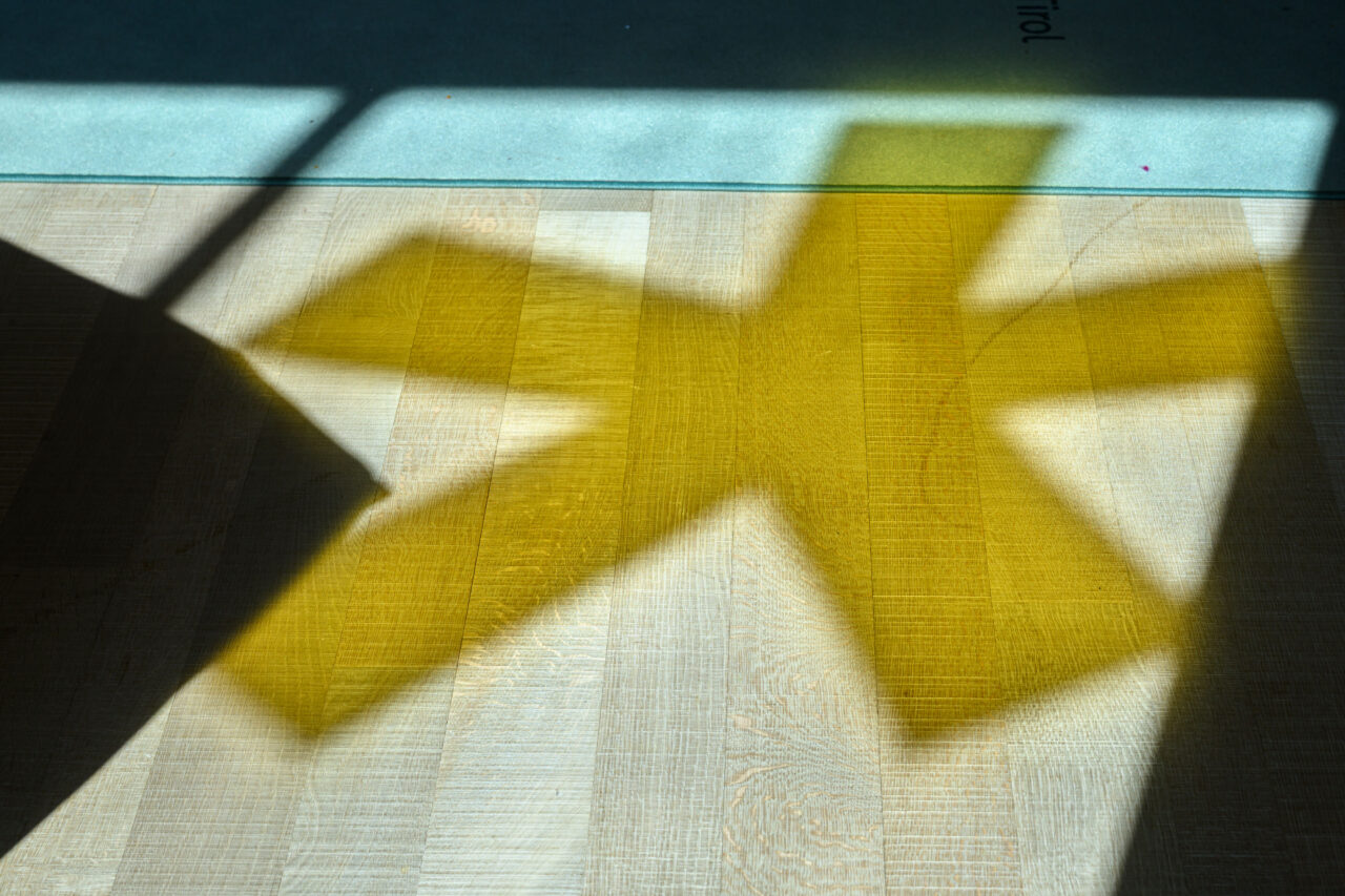 Schattenmuster auf Holzfußboden