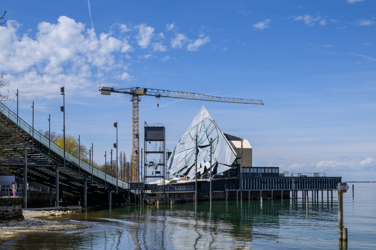 Modernes Gebäude mit Glasfassade am Seeufer